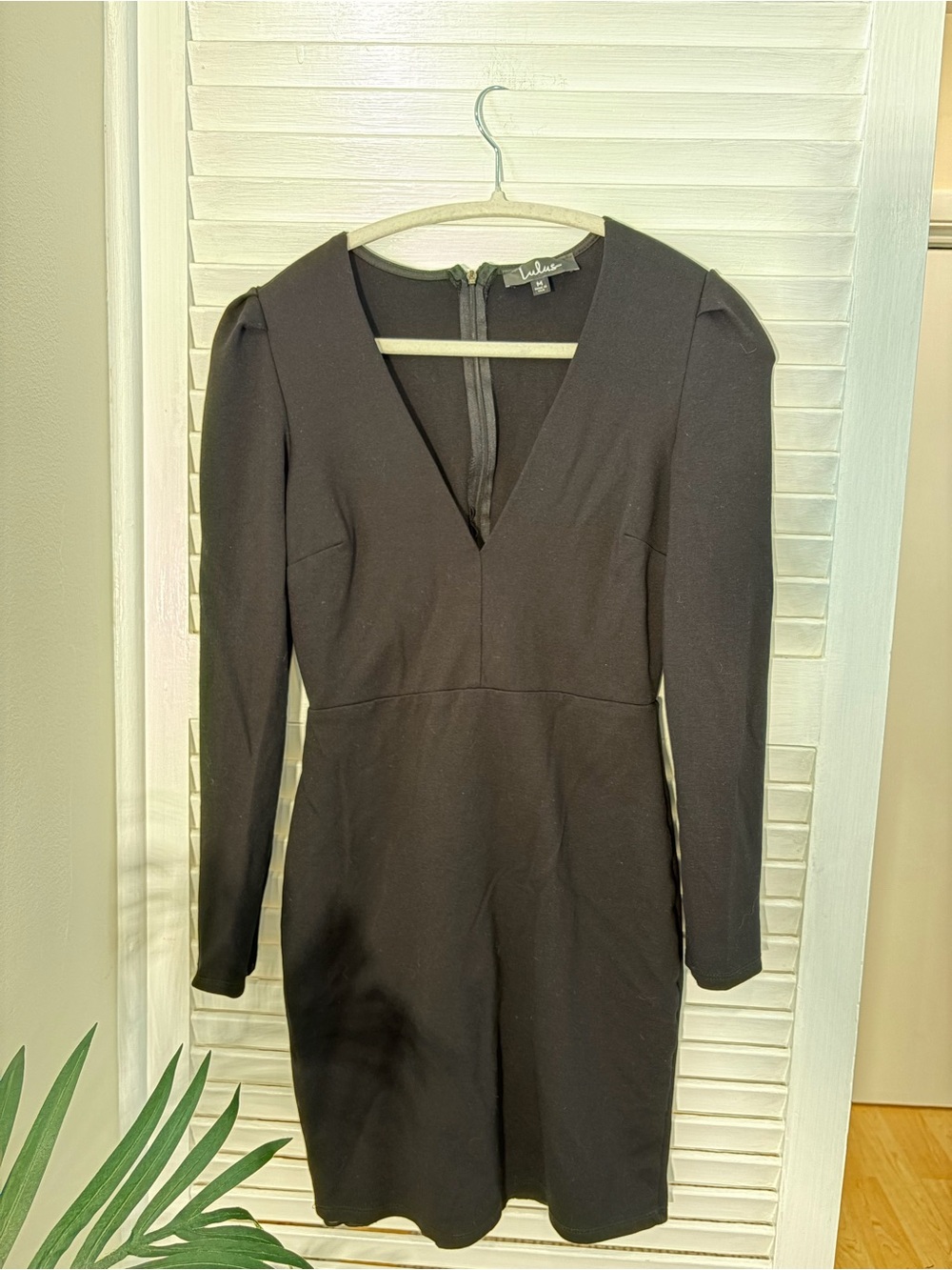 Lulu's Black V-Neck Long Sleeve Dress Great for Fall